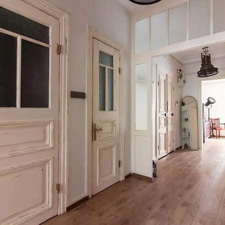 Historic 2br Nisantasi Sisli Flat High Ceilings Appartamento *
