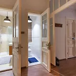 Historic 2br Nisantasi Sisli Flat High Ceilings شقة