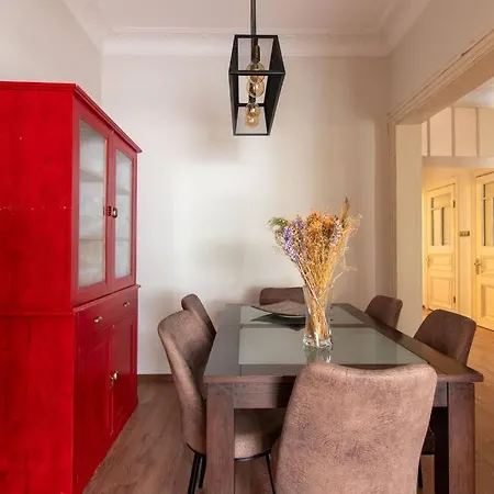 Historic 2br Nisantasi Sisli Flat High Ceilings Lägenhet Istanbul